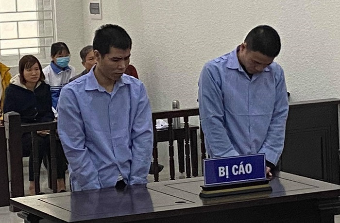 Hai đối tượng trộm cắp bị đưa ra tòa xét xử.