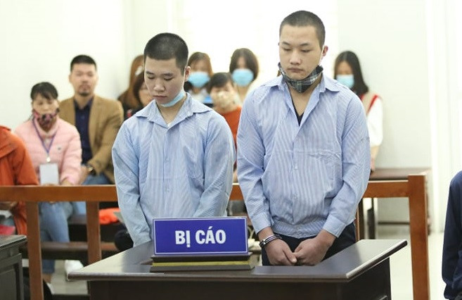 Hai tên cướp sát hại người lái "xe ôm" bị đưa ra tòa xét xử.