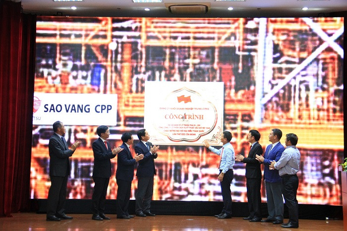 Lãnh đạo tỉnh Bà Rịa - Vũng Tàu, lãnh đạo Petrovietnam và PTSC gắn biển công trình sao vàng CPP.