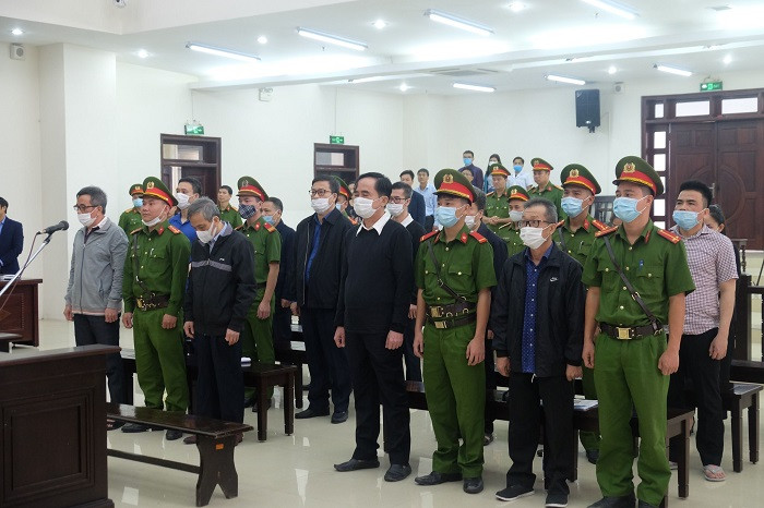 Các bị cáo trong vụ án bị đưa ra xét xử tại phiên tòa.