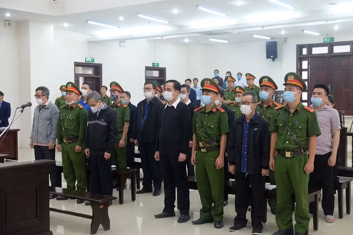 Các bị cáo trong vụ án bị đưa ra xét xử tại phiên tòa.