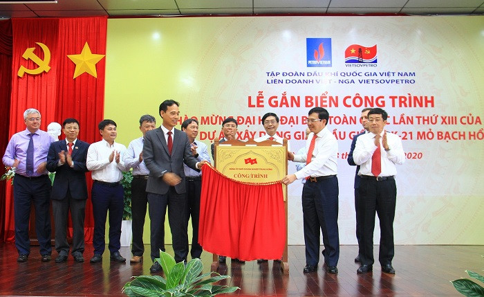 Nghi thức gắn biển công trình Giàn BK21.