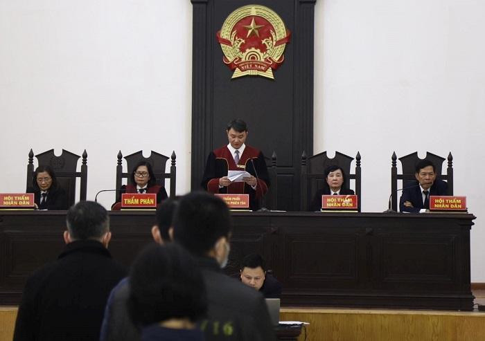 Thẩm phán Trần Nam Hà cùng các thành viên HĐXX vụ Liên kết Việt.