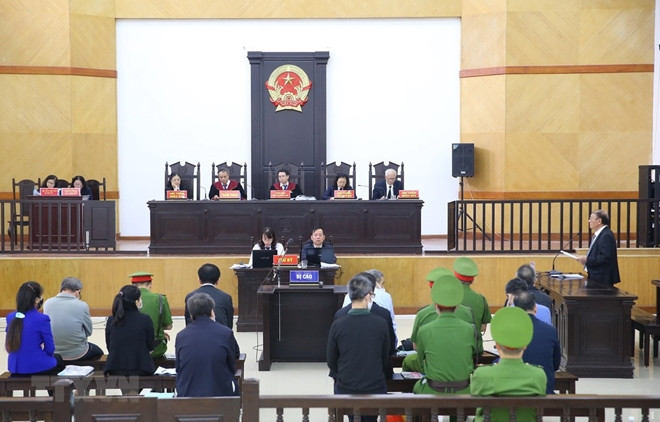 Phiên tòa xét xử sơ thẩm 12 bị cáo trong vụ BIDV Phiên tòa xét xử sơ thẩm 12 bị cáo trong vụ BIDV