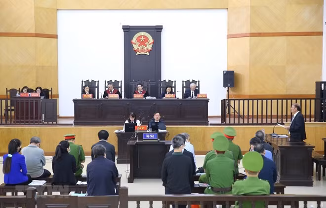 Phiên tòa xét xử sơ thẩm 12 bị cáo trong vụ BIDV