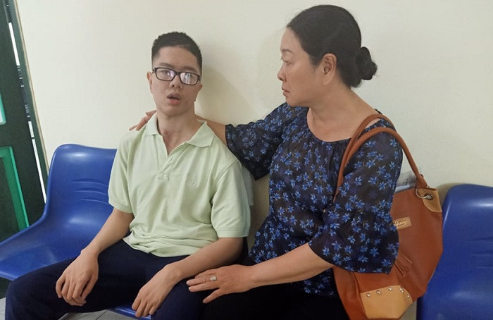 Đứa con đang khỏe mạnh bỗng thành tàn phế khiến người mẹ "đứt" từng khúc ruột