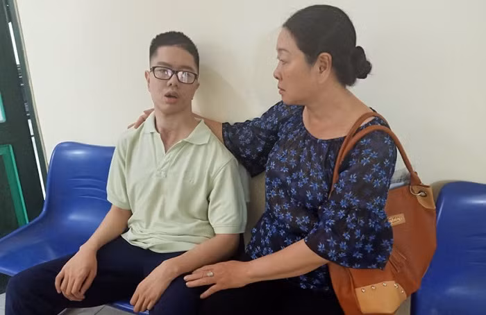 Đứa con đang khỏe mạnh bỗng thành tàn phế khiến người mẹ "đứt" từng khúc ruột