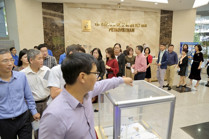 Cán bộ, người lao động Tập đoàn Dầu khí Việt Nam quyên góp ủng hộ đồng bào miền Trung.