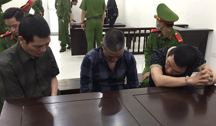 Nguyễn Văn Trung (giữa) cùng hai bị cáo liên quan. Nguyễn Văn Trung (giữa) cùng hai bị cáo liên quan.