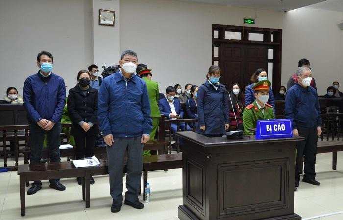 Bị cáo Nguyễn Quốc Anh (cựu Giám đốc Bệnh viện Bạch Mai) và đồng phạm tại phiên tòa.