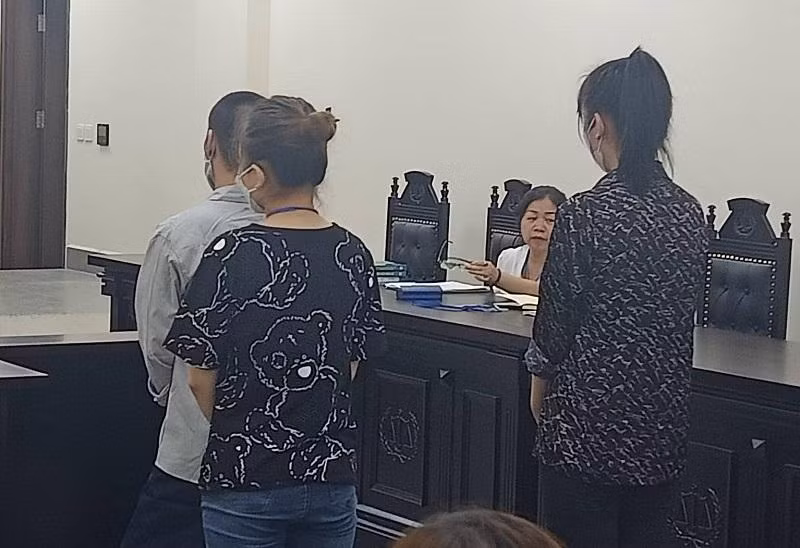 Trần Giang Nam và hai nữ bị cáo liên quan bị đưa ra xét xử tại tòa.