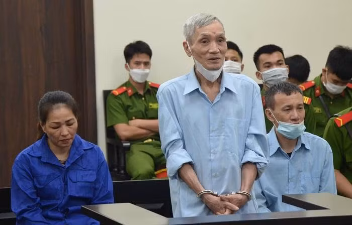 Cặp "vợ chồng hờ" Nguyễn Ngọc Anh và đồng phạm bị đưa ra xét xử tại phiên tòa. Cặp "vợ chồng hờ" Nguyễn Ngọc Anh và đồng phạm bị đưa ra xét xử tại phiên tòa.