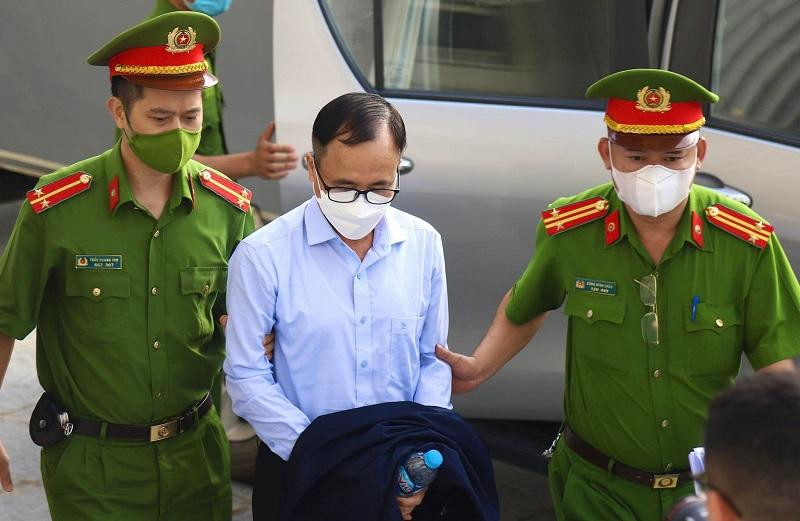 Cựu Bí thư Tỉnh ủy tỉnh BÌnh Dương Trần Văn Nam bị dẫn giải tới phiên tòa.