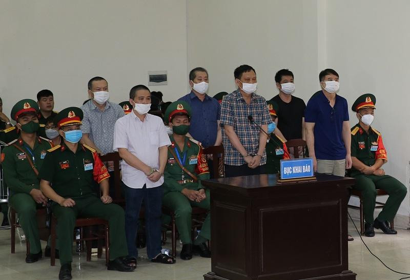 Một số bị cáo trong vụ buôn lậu xăng dầu. Một số bị cáo trong vụ buôn lậu xăng dầu.