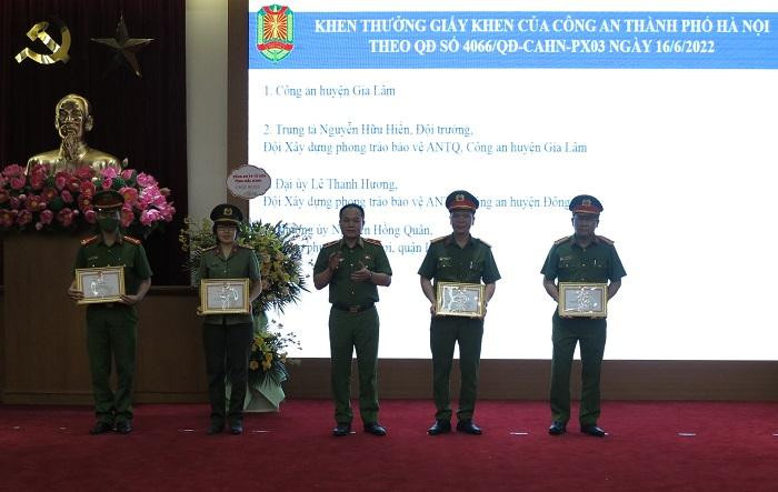 Thiếu tướng Nguyễn Thanh Tùng - Phó Giám đốc CATP Hà Nội trao Giấy khen cho tập thể, cá nhân đạt thành tích xuất sắc. Thiếu tướng Nguyễn Thanh Tùng - Phó Giám đốc CATP Hà Nội trao Giấy khen cho tập thể, cá nhân đạt thành tích xuất sắc.