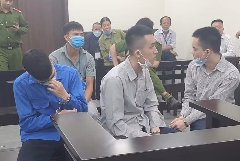 Các bị cáo trong vụ án bị đưa ra xét xử tại phiên tòa.