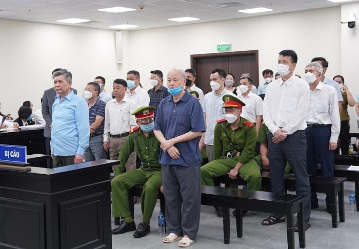 Các bị cáo trong vụ án bị đưa ra xét xử tại phiên tòa.