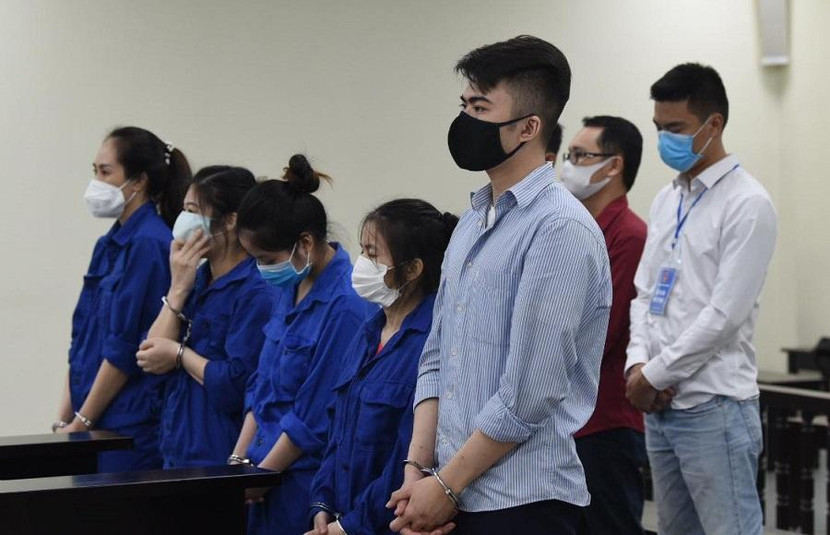 Ổ nhóm tội phạm giả danh công an, kiểm sát viên lừa đảo bị đưa ra xét xử tại phiên tòa.