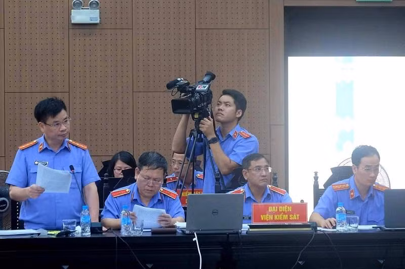 Đại diện Viện KSND TP Hà Nội bày tỏ quan điểm tại phiên tòa. Đại diện Viện KSND TP Hà Nội bày tỏ quan điểm tại phiên tòa.