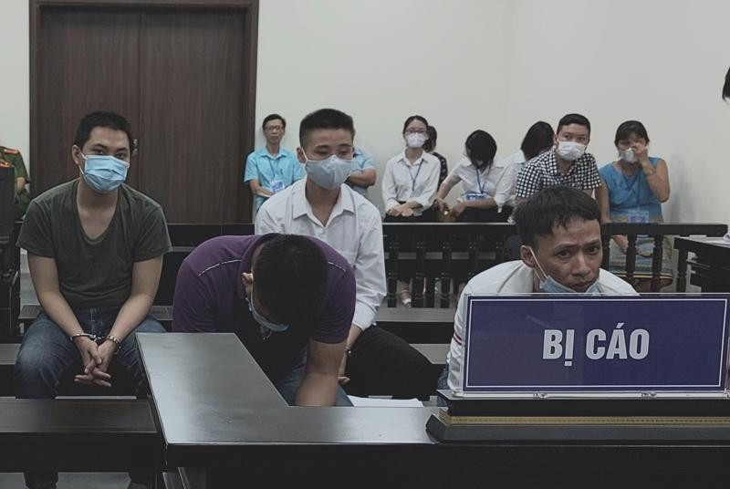 Các bị cáo trong vụ án bị đưa ra xét xử tại phiên tòa.