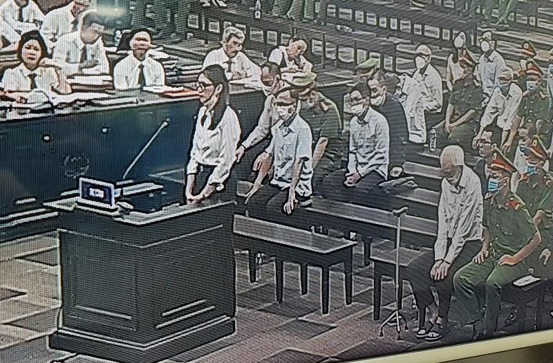 Lời khai của bị cáo Nguyễn Thục Anh tại tòa cho thấy sai phạm của bị cáo này đều do bố đưa đến. Lời khai của bị cáo Nguyễn Thục Anh tại tòa cho thấy sai phạm của bị cáo này đều do bố đưa đến.