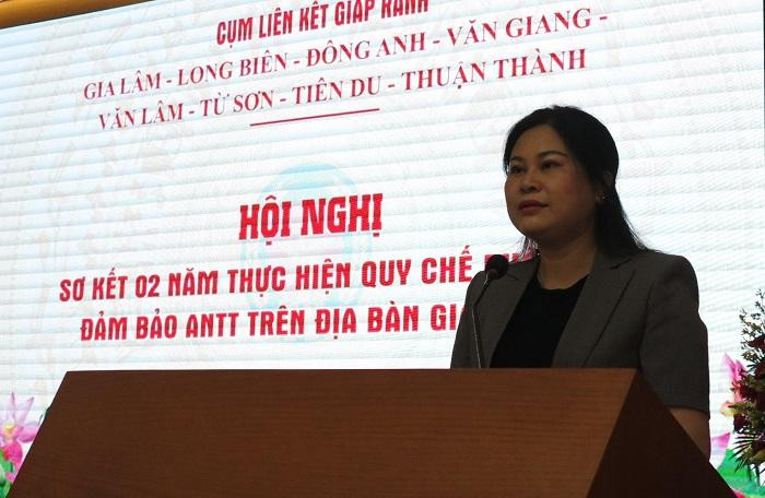 Bà Đặng Thị Huyền - Chủ tịch UBND huyện Gia Lâm phát biểu tại hội nghị. Bà Đặng Thị Huyền - Chủ tịch UBND huyện Gia Lâm phát biểu tại hội nghị.