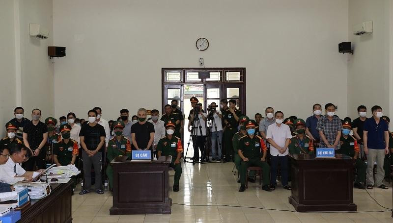 Toàn cảnh phiên tòa xét xử các bị cáo trong vụ buôn lậu xăng dầu đặc biệt lớn. Toàn cảnh phiên tòa xét xử các bị cáo trong vụ buôn lậu xăng dầu đặc biệt lớn.