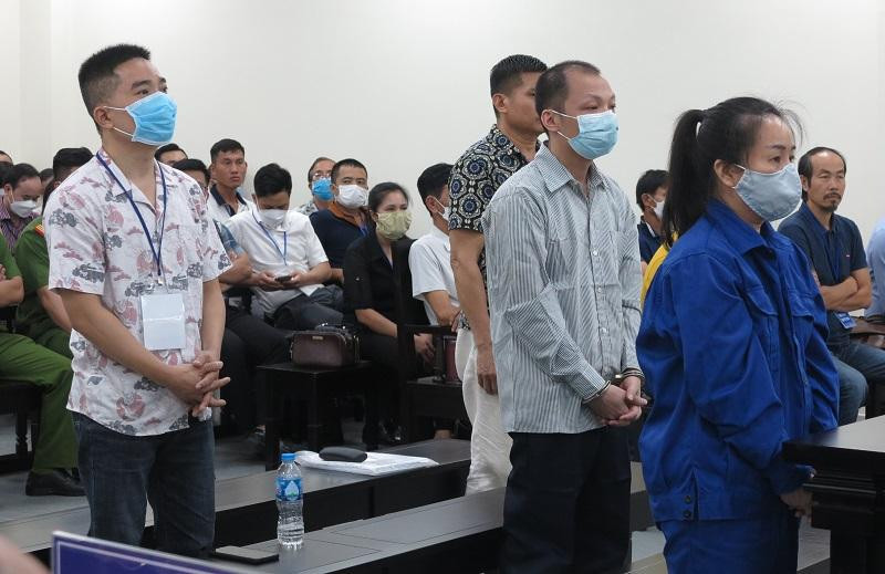 Bạch Thị Thu Hường và đồng phạm bị đưa ra xét xử tại phiên tòa.