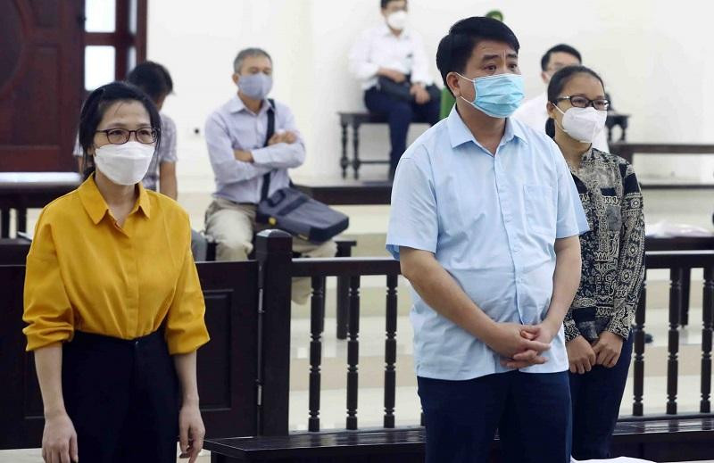 Bị cáo Nguyễn Đức Chung và hai bị cáo liên quan tại phiên tòa. Bị cáo Nguyễn Đức Chung và hai bị cáo liên quan tại phiên tòa.