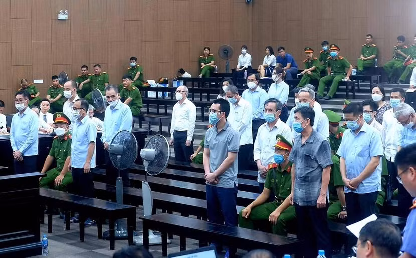 Các bị cáo trong vụ án bị đưa ra xét xử tại phiên tòa. Các bị cáo trong vụ án bị đưa ra xét xử tại phiên tòa.