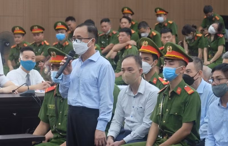 Cựu Bí thư tỉnh Bình Dương trả lời thẩm vấn tại tòa.