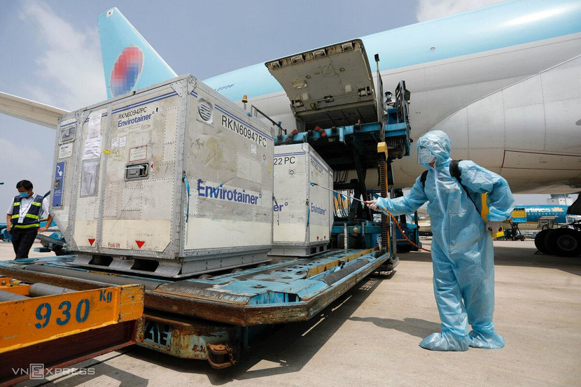 Lô vaccine đầu tiên với hơn 117 nghìn liều đã về tới Việt Nam để tiêm cho những đối tượng ưu tiên mở ra bước ngoặt quan trọng trong cuộc chiến chống Covid-19 ở nước ta