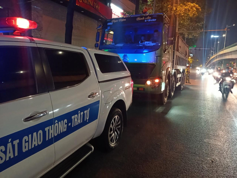 Không chỉ cắm chốt, lực lượng chức năng còn triển khai các tổ tuần lưu, hóa trang mật phục nhằm kịp thời phát hiện xe "hổ vồ" quá khổ, quá tải để xử lý