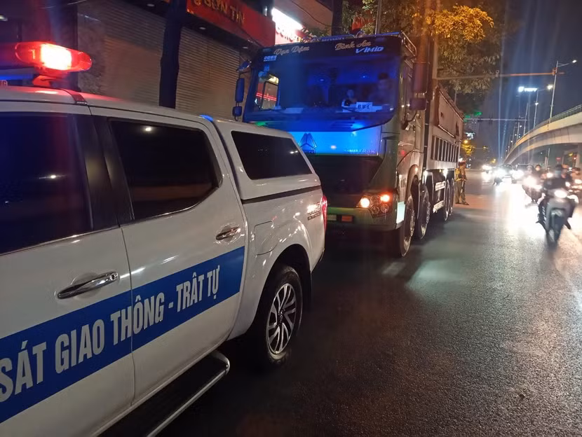 Không chỉ cắm chốt, lực lượng chức năng còn triển khai các tổ tuần lưu, hóa trang mật phục nhằm kịp thời phát hiện xe "hổ vồ" quá khổ, quá tải để xử lý Không chỉ cắm chốt, lực lượng chức năng còn triển khai các tổ tuần lưu, hóa trang mật phục nhằm kịp thời phát hiện xe "hổ vồ" quá khổ, quá tải để xử lý