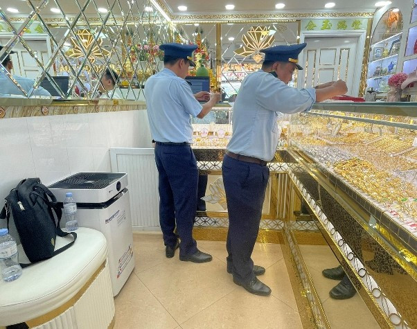 Lực lượng QLTT kiểm tra cửa hàng vàng tại Tiền Giang Lực lượng QLTT kiểm tra cửa hàng vàng tại Tiền Giang