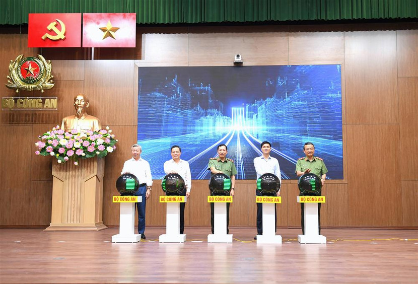 Các đại biểu bấm nút phát động Tháng hành động về An toàn vệ sinh lao động, Tháng Công nhân năm 2024 Các đại biểu bấm nút phát động Tháng hành động về An toàn vệ sinh lao động, Tháng Công nhân năm 2024