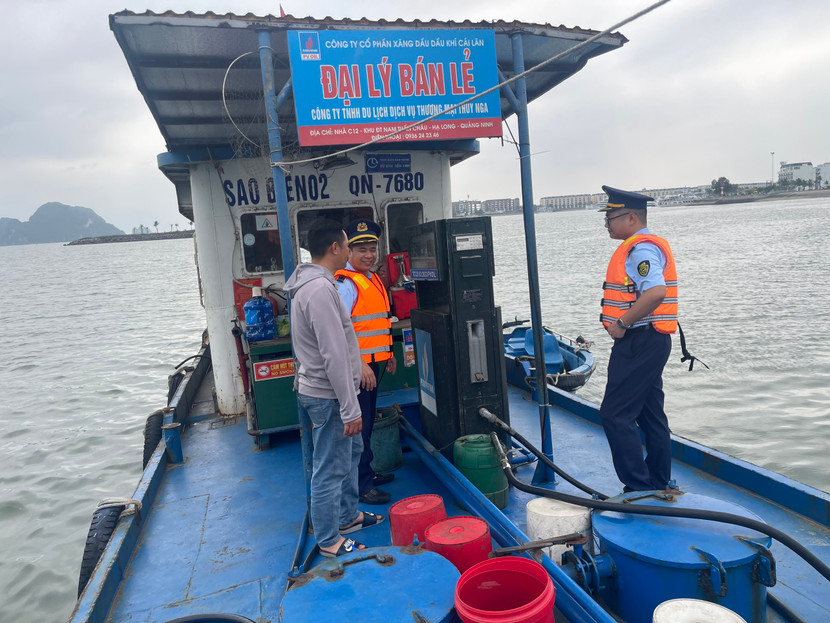 Tàu bán lẻ xăng dầu vi phạm