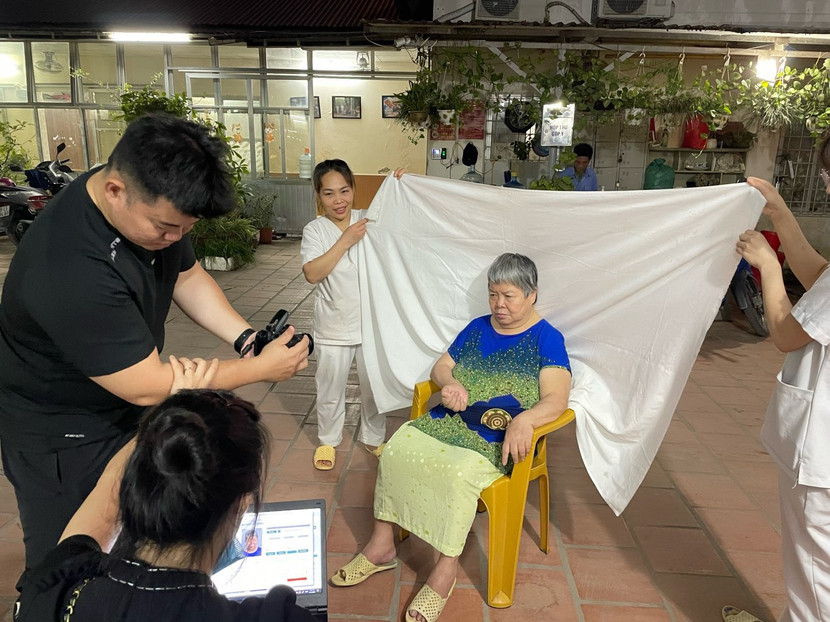 Những trường hợp già yếu, ốm đau luôn được các chiến sĩ Đội Cảnh sát QLHC về TTXH CAQ Ba Đình đến tận nhà cấp CCCD Những trường hợp già yếu, ốm đau luôn được các chiến sĩ Đội Cảnh sát QLHC về TTXH CAQ Ba Đình đến tận nhà cấp CCCD