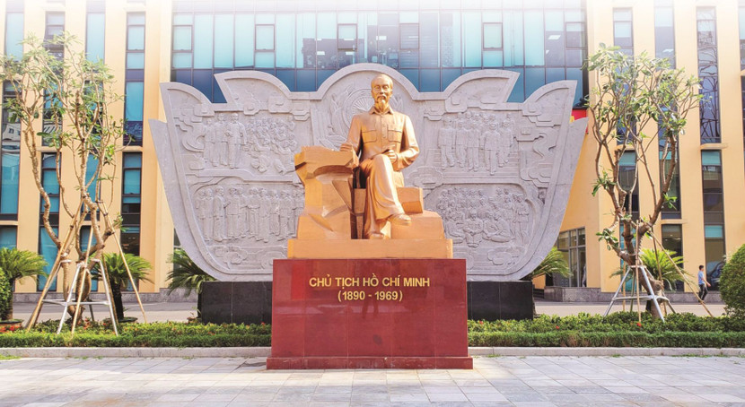 Công trình tượng Bác Hồ và bức phù điêu đặt tại khuôn viên trụ sở Công an thành phố Hà Nội , 87 phố Trần Hưng Đạo