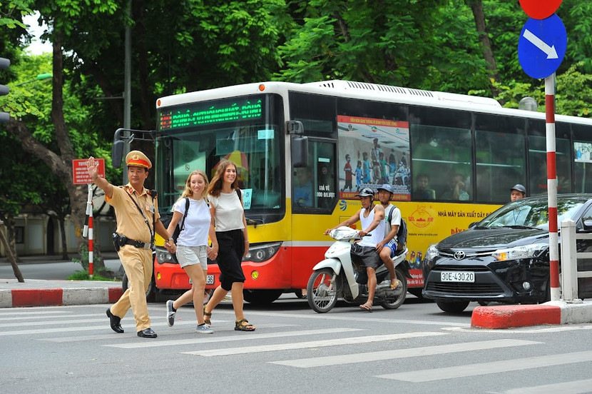 Hình ảnh người cán bộ, chiến sỹ Công an Thủ đô thân thiện, tận tụy, hết lòng vì nhân dân phục vụ Hình ảnh người cán bộ, chiến sỹ Công an Thủ đô thân thiện, tận tụy, hết lòng vì nhân dân phục vụ