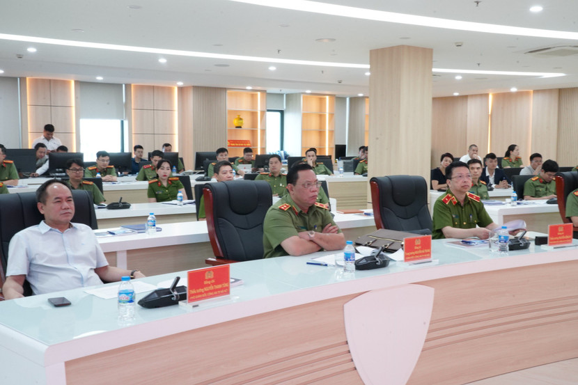 Trung tướng Nguyễn Hải Trung - Bí thư Đảng ủy, Giám đốc CATP Hà Nội cùng các đồng chí trong Ban Giám đốc thường xuyên kiểm tra, động viên các bộ phận triển khai thực hiện dự án tại Trung tâm Thông tin chỉ huy CATP Trung tướng Nguyễn Hải Trung - Bí thư Đảng ủy, Giám đốc CATP Hà Nội cùng các đồng chí trong Ban Giám đốc thường xuyên kiểm tra, động viên các bộ phận triển khai thực hiện dự án tại Trung tâm Thông tin chỉ huy CATP