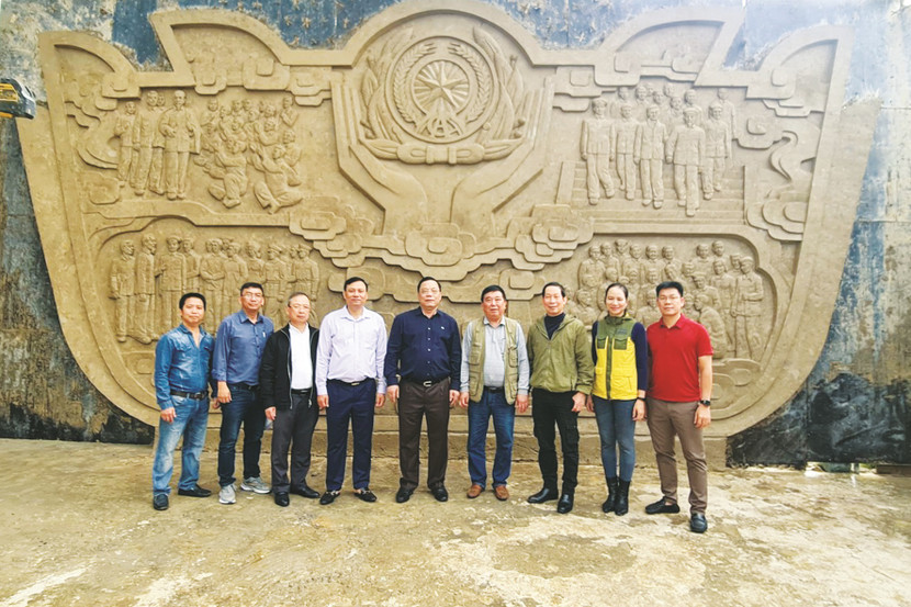 Quá trình tạo tác công trình văn hóa đặc biệt này luôn có sự quan tâm của lãnh đạo CATP Hà Nội (Trong ảnh: Trung tướng Nguyễn Hải Trung, Ủy viên Ban Thường vụ Thành ủy, Bí thư Đảng ủy, Giám đốc CATP Hà Nội (người đứng giữa) cùng đoàn công tác tới xưởng thi công công trình tượng Bác và bức phù điêu Bác Hồ với Công an Thủ đô)