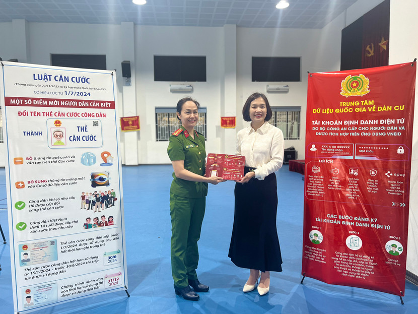 Việc lồng ghép tuyên truyền và cấp CCCD được các nhà trường và nhân dân ủng hộ, đánh giá cao Việc lồng ghép tuyên truyền và cấp CCCD được các nhà trường và nhân dân ủng hộ, đánh giá cao