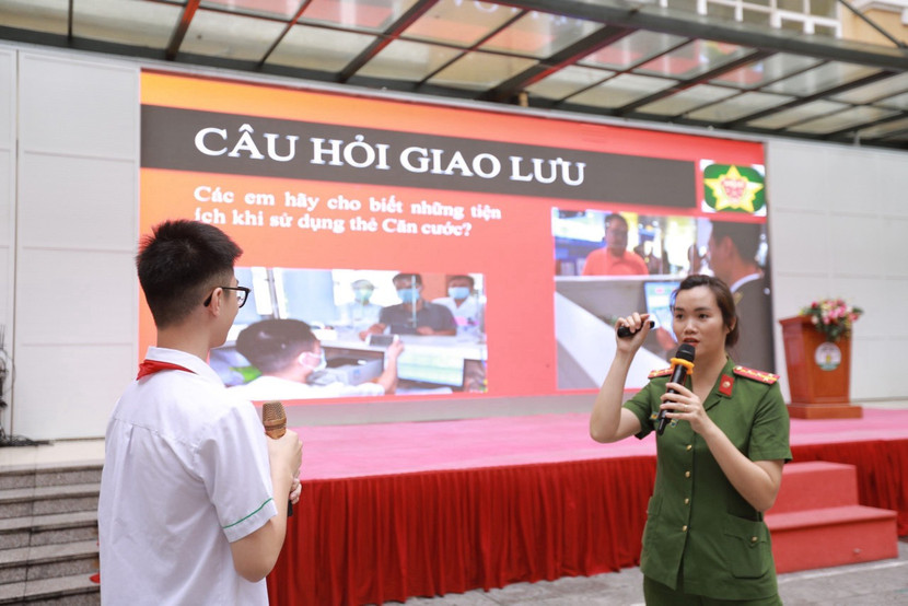 Đại úy Đặng Thị Huyền Trang - cán bộ Đội Cảnh sát QLHC về TTXH (CAQ Ba Đình) tại một buổi tuyên truyền, cấp CCCD lưu động cho học sinh đủ 14 tuổi Đại úy Đặng Thị Huyền Trang - cán bộ Đội Cảnh sát QLHC về TTXH (CAQ Ba Đình) tại một buổi tuyên truyền, cấp CCCD lưu động cho học sinh đủ 14 tuổi