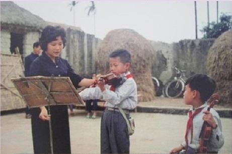 Cô giáo dạy nhạc cho học sinh thời bao cấp Cô giáo dạy nhạc cho học sinh thời bao cấp