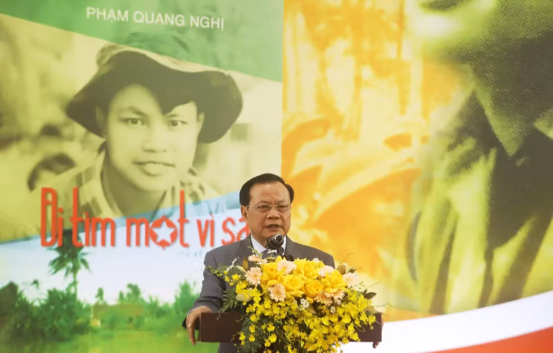 Nguyên Bí thư Thành ủy Hà Nội Phạm Quang Nghị, tác giả cuốn sách "Đi tìm một vì sao" phát biểu trong buổi ra mắt cuốn sách tại Thư viện Quốc gia Việt Nam