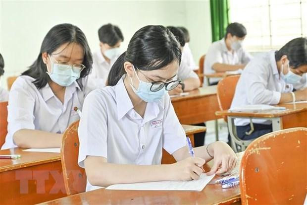 Điều kiện đăng ký dự tuyển vào chương trình song bằng tú tài là học sinh hoặc cha (mẹ) học sinh có hộ khẩu thường trú tại Hà Nội
