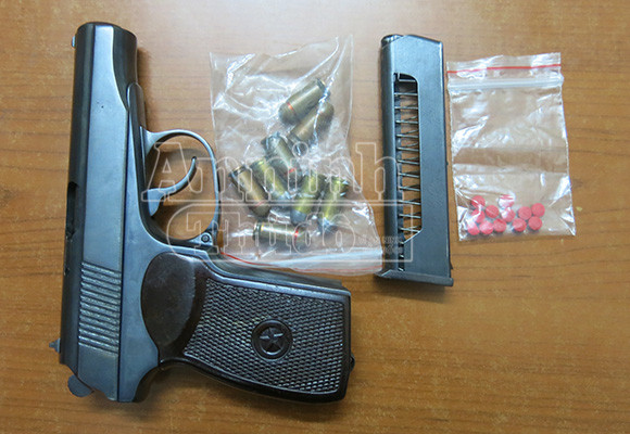 Mang theo súng K59, "bay lắc" ngay trên xế sang Mercedes ảnh 3