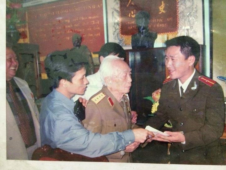 Tác giả - Thiếu úy Lưu Tường Lâm, phóng viên Báo An ninh Thủ đô đến nhà riêng phỏng vấn Đại tướng Võ Nguyên Giáp