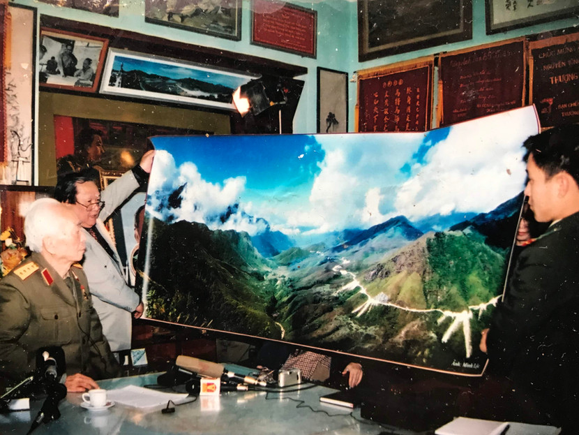 Đoàn làm phim tài liệu “Một quyết định sáng suốt” do Đài Truyền hình Việt Nam cùng Báo An ninh Thủ đô phối hợp thực hiện kính tặng Đại tướng Võ Nguyên Giáp bức ảnh “Đường lên Điện Biên”